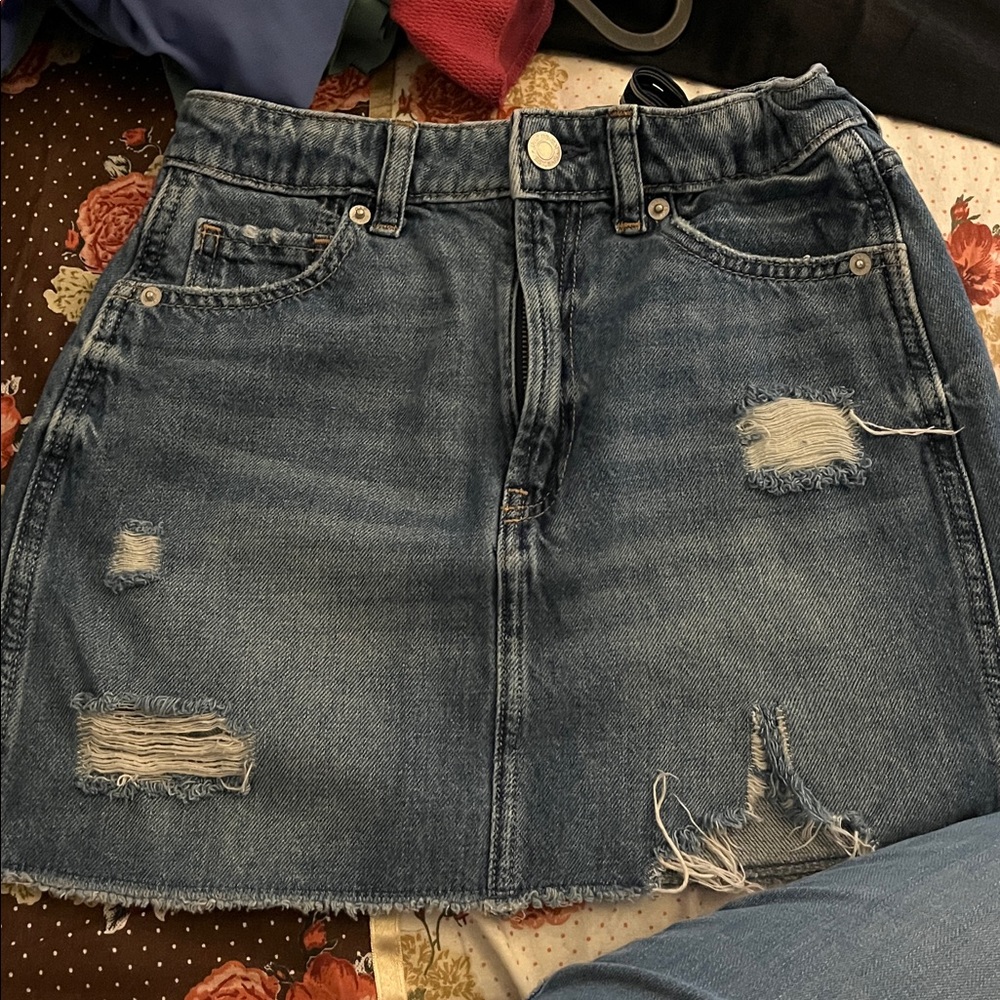 GAP Distressed Denim Mini Skirt.
Size: Gap kids 14
Gently used.